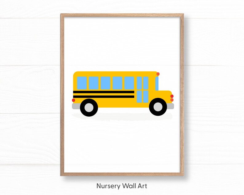 Puede incluir: Un autob&uacute;s escolar amarillo con rayas negras y ventanas azules. El autob&uacute;s tiene luces rojas en la parte trasera y ruedas negras. Esta es una impresi&oacute;n de arte de pared para la guarder&iacute;a.