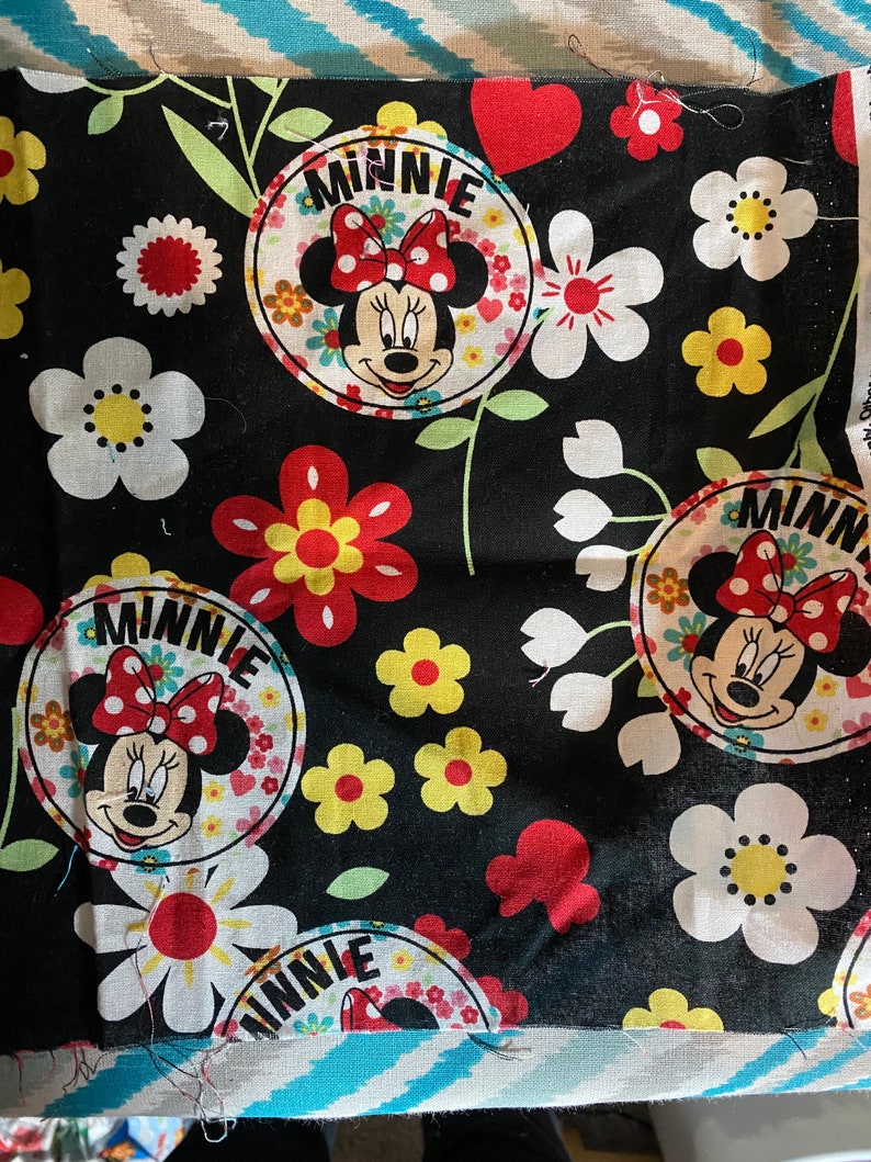 Small Minnie Mouse Hooded Towel for Babies, Toddlers & Kids Bild 4