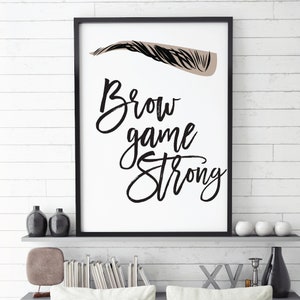 Könnte beinhalten: Schwarz-weißer Typografie-Druck mit dem Text "Brow game strong" und einer stilisierten Illustration einer Augenbraue.