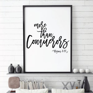 Könnte beinhalten: Schwarz-weißes Typografie-Druckbild mit dem Text "mehr als Sieger" und dem Bibelvers "Römer 8:31".