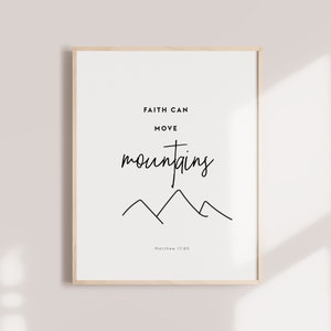 Könnte beinhalten: Schwarz-weißes druckbares Wandbild mit einem Zitat, das lautet "Glaube kann Berge versetzen" mit einem Kreuz über dem Wort "Berge" und einer einfachen Linienzeichnung von drei Bergen darunter. Das Zitat wird Matthäus 17,20 zugeschrieben.