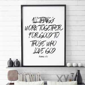 Könnte beinhalten: Schwarz-weißes Typografie-Druckbild mit dem Zitat "Alles wirkt zum Guten zusammen für die, die Gott lieben" und dem Bibelvers "Römer 8:28".