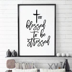 Könnte beinhalten: Schwarz-weißes druckbares Wandbild mit einem Kreuz und dem Text "Too blessed to be stressed".