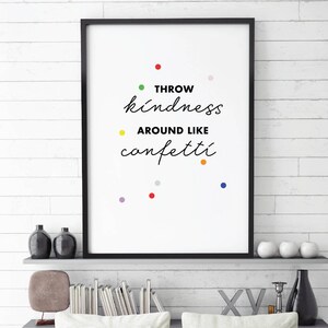 Könnte beinhalten: Schwarz-weißer Typografie-Druck mit bunten Punkten um den Text. Der Text lautet "Throw kindness around like confetti."