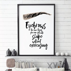 Könnte beinhalten: Ein weißer gerahmter Druck mit einer schwarzen und braunen Illustration einer Augenbraue. Der Text lautet "Eyebrows the one thing you can get into shape without exercising."