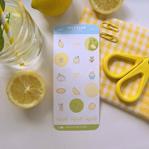 Feuille d'autocollants circulaires avec citron - Motifs et pâtisseries mignons aux agrumes, autocollants de fruits kawaii pour journaux et agendas