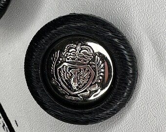 3 Schwarze & Silberne Anstecker mit Wappen in der Mitte