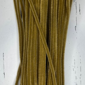 Op de afbeelding: Een bundel bruine pijpenragers. De pijpenragers zijn zacht en flexibel en perfect voor knutselen.