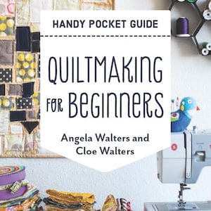 Può includere: Una copertina di libro con il titolo "Quiltmaking for Beginners" di Angela Walters e Cloe Walters. La copertina presenta un patchwork colorato, una macchina da cucire e ritagli di stoffa.