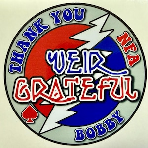 Może przedstawiać: Okrągła naklejka z czerwono-niebieskim wzorem. Zawiera napisy "THANK YOU," "WEIR," "GRATEFUL," "BOBBY," i "NFA." Projekt obejmuje błyskawicę i symbol pika na jasnoszarym tle.