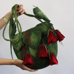 Sac pour femme en feutre avec roses rouges, sac à bandoulière fleuri en feutre, sac vert en textile avec fleurs rouges en feutre, cadeau pour elle