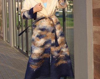 Può includere: Un lungo cappotto in lana infeltrita nei toni crema, blu navy e marrone. Il cappotto presenta un design avvolgente con cintura abbinata. Le maniche e l'orlo sono blu navy. Indossato con jeans azzurri e scarpe da ginnastica bianche.