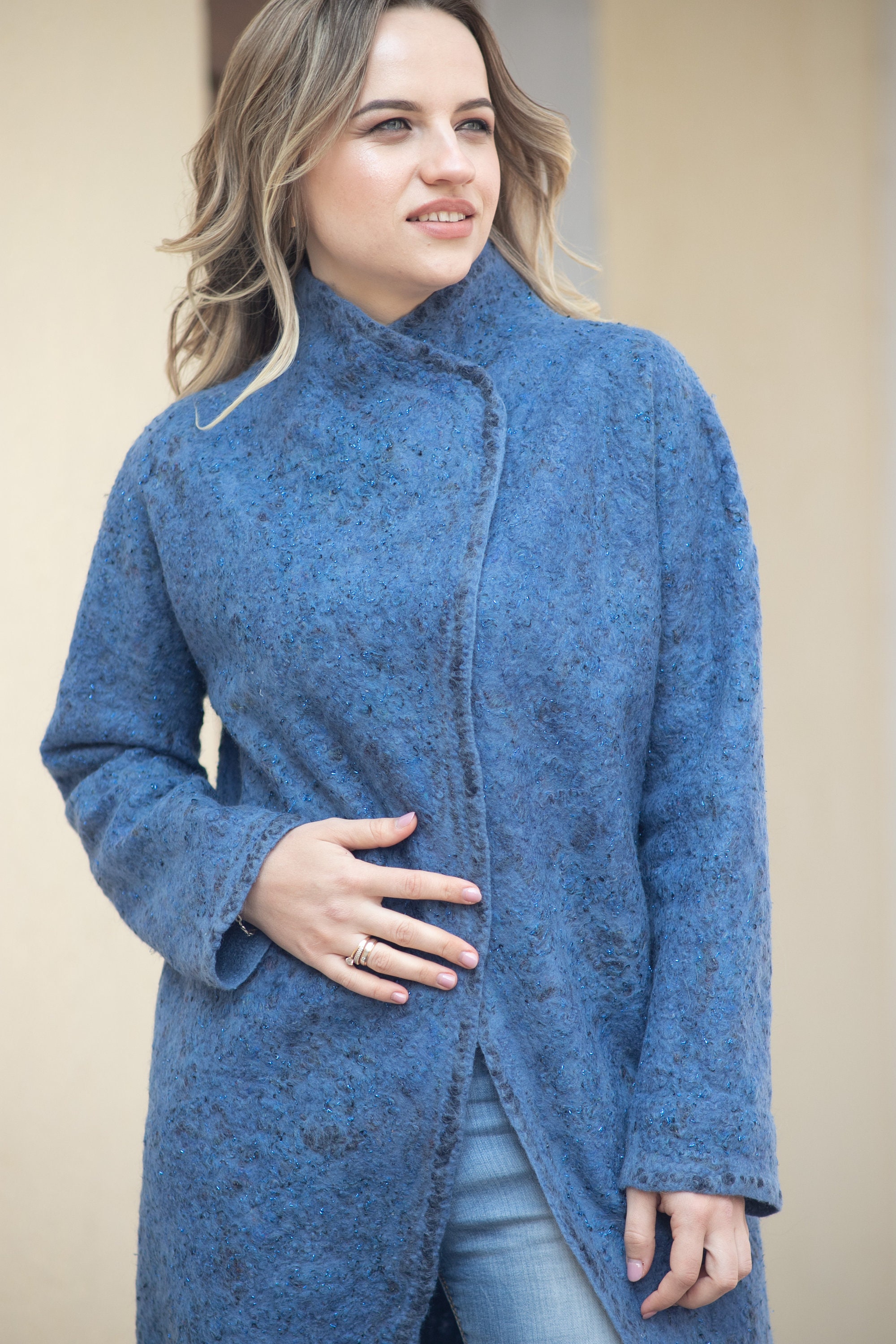 Kristin Baxter'S Elegant Coat: A Closer Look - sdnu6ou