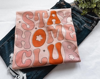 Chemise casanière | Chemise Club Restez à la maison | T-shirt graphique confortable | -shirt de détente | t-shirt cadeau introverti | T-shirt style casanier | T-shirt santé mentale