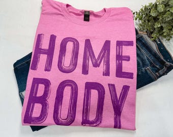 Camiseta "Homebody" - Camisetas para estar en casa - Camisetas estampadas modernas - Camisetas estampadas para mujer - Regalo para ella - Antisocial - Cómoda - Para estar en casa - Camisetas para mujer