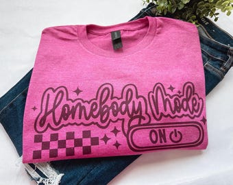 Camiseta "Homebody" - Camisetas para estar en casa - Camisetas estampadas modernas - Camisetas estampadas para mujer - Regalo para ella - Antisocial - Cómoda - Para estar en casa - Camisetas para mujer