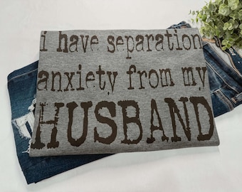 Camiseta para esposa - Camiseta divertida para esposa - Ansiedad por separación - Regalo para ella - Camiseta gráfica - Regalo para esposa - Camisetas sarcásticas para mujer - Marido amante