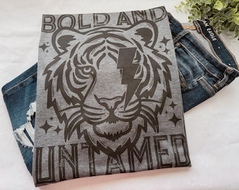 Camiseta atrevida e indomable - Camisetas para mamás - Camisetas gráficas de moda - Camisetas gráficas para mujer - Regalo para ella - Camisetas de tendencia - Camiseta para mamá - Regalo para ella