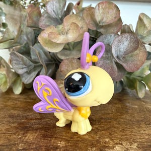 Vintage Authentic Littlest Pet Shop #621 Butterfly with purple wings Figure Hasbro