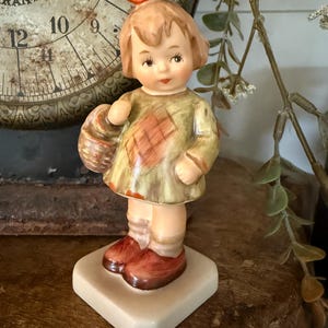 Vintage Goebel M.I. Hummel Collector&#39;s Club Figurine I brought You a Gift Exclusive Edition Made in Germany Membership Stamped from 1987