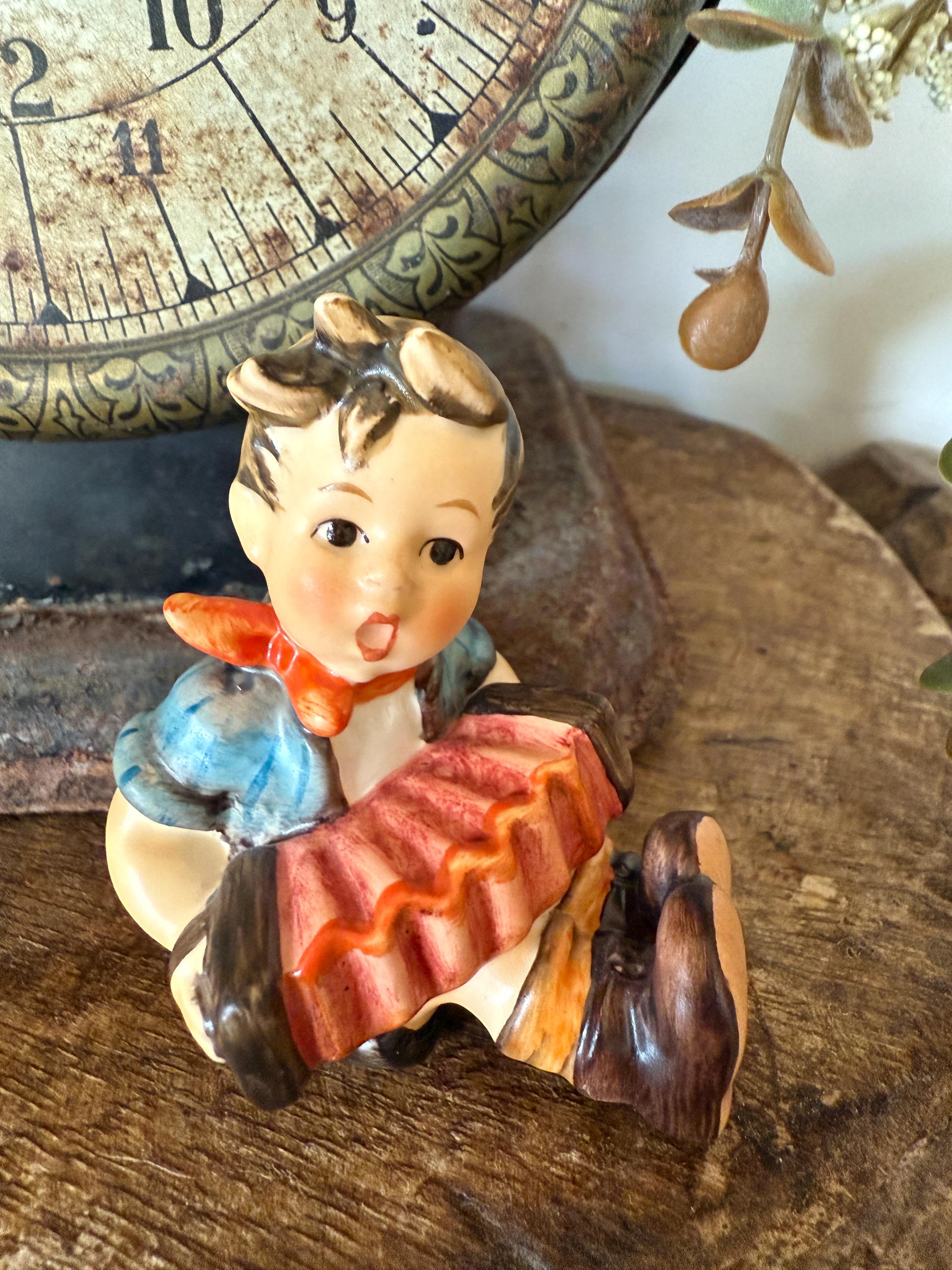 旧西ドイツのGoebel 社製　カーディナル　磁器製フィギュア Vintage Goebel M.I. Hummel Figurine Boy With Accordion #734 Made