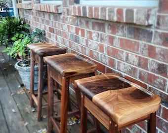 Taburetes de bar esculpidos de nogal // Sillas de comedor rústicas // Taburetes de bar de madera // Alturas personalizadas // Taburetes de bar