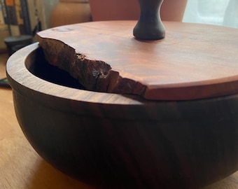 Cuenco para ensalada o decoración de nueces y cerezas.