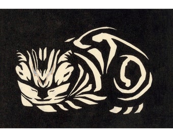 Könnte beinhalten: Schwarz-weiße stilisierte Illustration einer Katze, die sich zum Schlafen zusammengerollt hat. Die Augen der Katze sind geschlossen und ihr Körper befindet sich in einer entspannten Position.