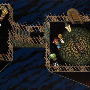Op de afbeelding: Een screenshot van een videogame die een groep personages laat zien die op een rond platform staan, omgeven door een hek. Het platform is gemaakt van steen en heeft een bruin, getextureerd oppervlak. De personages staan voor een gesloten houten deur. Er staan twee potplanten op het platform. De personages dragen kleurrijke kleding en hebben verschillende kapsels. De achtergrond is donkerblauw.