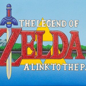 Op de afbeelding: Een blauw en zilveren zwaard met een rode handgreep bevindt zich voor de woorden "The Legend of Zelda: A Link to the Past" in rode en gele letters. De achtergrond is een blauwe lucht met witte wolken, een groen bos en een grijs stenen kasteel.