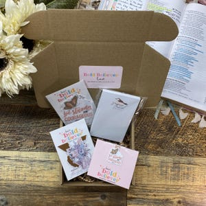 Caixa de assinatura mensal de papelaria cristã – adesivos fofos, blocos de notas, marcadores de página – presente para mulheres, planejador e diário, presente de aniversário