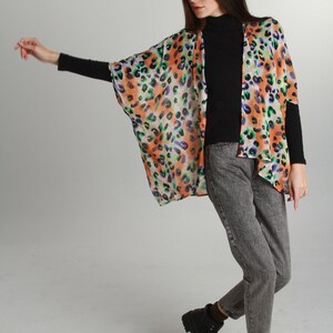 Kimono com estampa de leopardo – Blusa boho chic artesanal com ombros caídos e amarração. imagem 9
