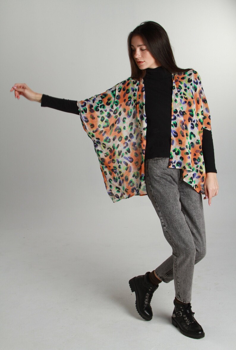Kimono com estampa de leopardo – Blusa boho chic artesanal com ombros caídos e amarração. imagem 9