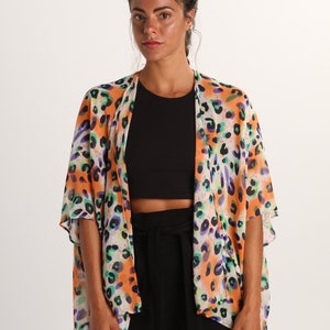 Kimono com estampa de leopardo – Blusa boho chic artesanal com ombros caídos e amarração. imagem 6