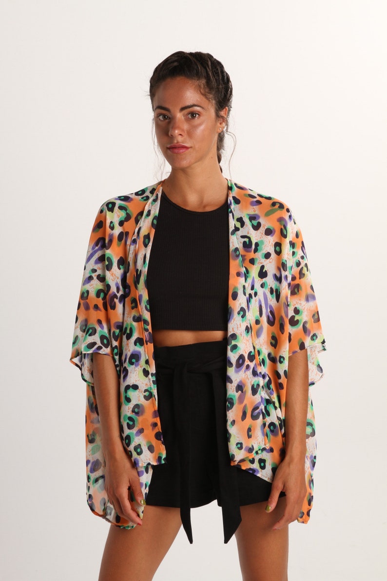 Kimono com estampa de leopardo – Blusa boho chic artesanal com ombros caídos e amarração. imagem 6