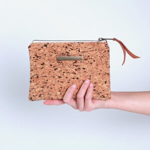 CLUTCH de Corcho – Hecho a Mano, Estuche MULTIUSOS Sostenible – Porta Pasaporte, NECESER o Cartera de Viaje