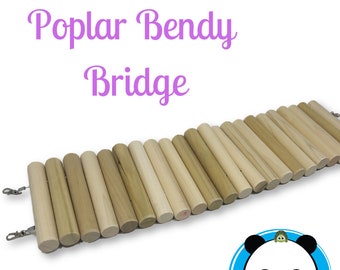 Puede incluir: Un puente de madera hecho de múltiples troncos conectados, diseñado para mascotas pequeñas. El puente es flexible y se puede doblar en diferentes formas. El puente está etiquetado como "Poplar Bendy Bridge".
