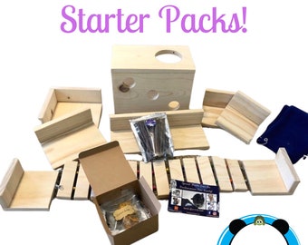 Puede incluir: Paquete de inicio para mascotas pequeñas, que incluye una casa de juegos de madera, un puente, una hamaca y una variedad de otros accesorios. El paquete también incluye una bolsa de golosinas y una bolsa de palitos. La imagen incluye el texto "Starter Packs!" y "Wheel add on and other customization options available!"