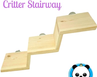 Könnte beinhalten: Eine dreistufige Holztreppe für kleine Haustiere mit natürlicher Holzoptik und Saugnäpfen zur Befestigung. Die Treppe ist mit "Critter Stairway" beschriftet.