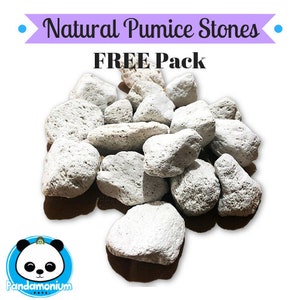 Puede incluir: Un montón de piedras pómez blancas, un abrasivo natural, con el texto "Natural Pumice Stones FREE Pack" sobre las piedras.