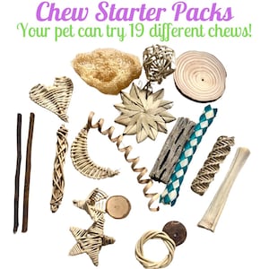 Puede incluir: Un surtido de 19 juguetes masticables naturales para mascotas. Los juguetes están hechos de diferentes materiales, incluyendo madera, mimbre y sisal. Los juguetes tienen varias formas, incluyendo estrellas, corazones y círculos. "Chew Starter Packs" y "Your pet can try 19 different chews!" están escritos en la imagen.
