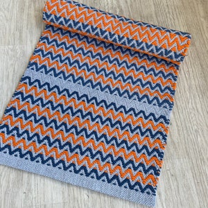 Tapis de passage de cuisine gris, bleu et orange. Tapis de couloir lavable. Tapis d&#39;entrée. Tapis scandinave et doux. Tapis de sol fait main.