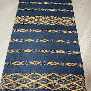 Tapis de passage bleu foncé et jaune Convient pour le salon, la chambre ou le couloir - ajoute de la chaleur et du style à la pièce.