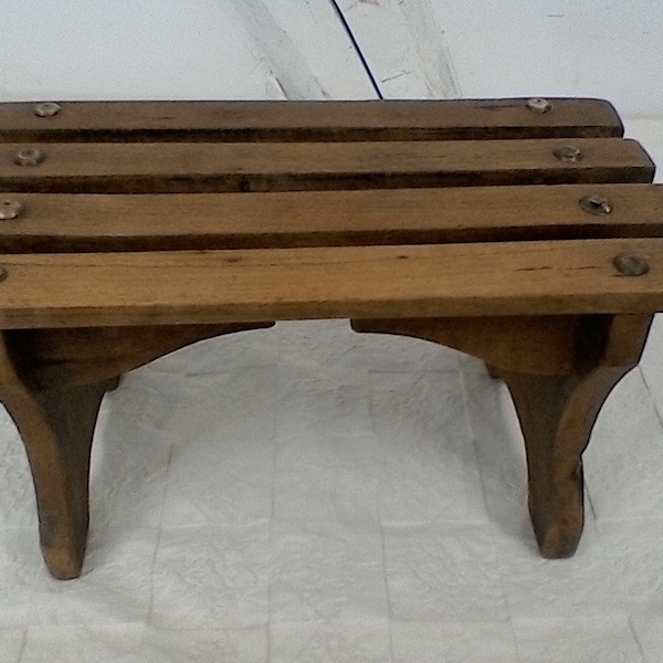 Petit banc en bois , vintage .