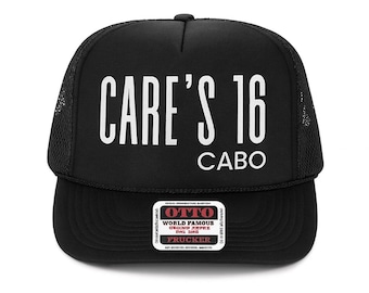 Puede incluir: Gorra de camionero negra con el texto "CARE'S 16 CABO" en blanco. La gorra tiene una parte trasera de malla y una visera curva. Una pequeña etiqueta blanca con texto negro está en la parte delantera.