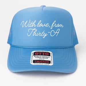 Puede incluir: Gorra de camionero azul claro con parte trasera de malla y visera curva. La gorra presenta el texto "With love, from Thirty-A" en escritura blanca. La parte delantera de la gorra tiene una etiqueta blanca que dice "OTTO WORLD FAMOUS FOAM FRONT OSFM TRUCKER".