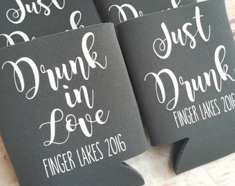 Bachelorette Party Favors - Bachelorette Can Coolers - Drunk In Love - Fun Wedding Favors - Regalo personalizado de dama de honor - Bachelorette