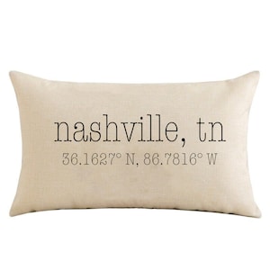 Regalo para madres: almohada personalizada con coordenadas de ciudad y estado. Regalo de inauguración de la casa. Regalo para un nuevo hogar. Regalo para un agente inmobiliario. Regalo personalizado con ciudad y estado.