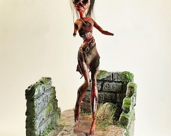 Figura de cementerio de una mujer zombi desgarbada