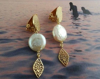 Clip or pierced earring, freshwater pearl, gold plated